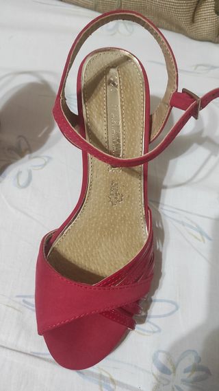 Sandalia de tacón.