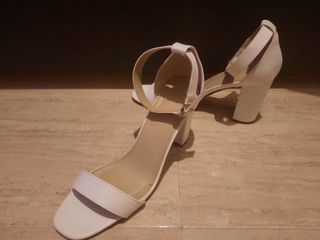 Sandalias blancas de tacón Pimkie