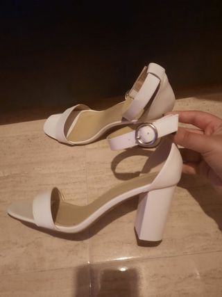 Sandalias blancas de tacón Pimkie