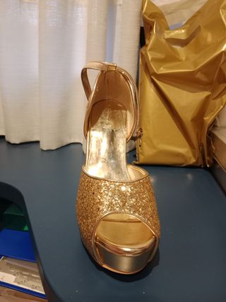 zapatos dorados