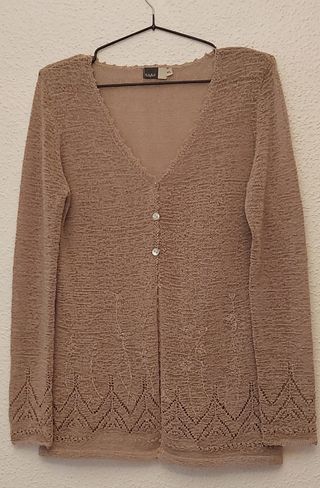 Conjunto blusa chaqueta y pantalón.  