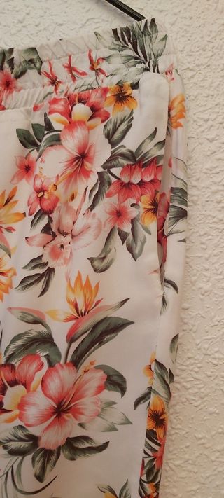 Conjunto blusa chaqueta y pantalón.  