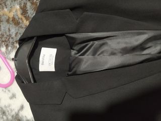 Americana negra corta de Bershka