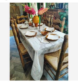 Mantel de lino con puntilla