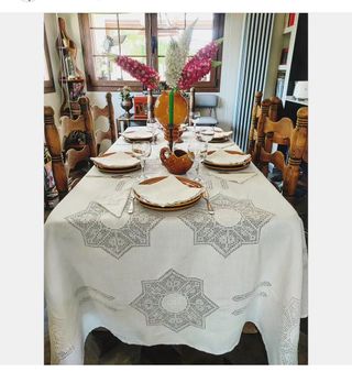 Mantel de lino con puntilla