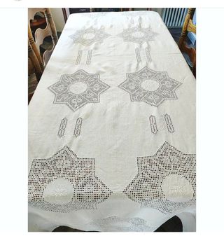 Mantel de lino con puntilla