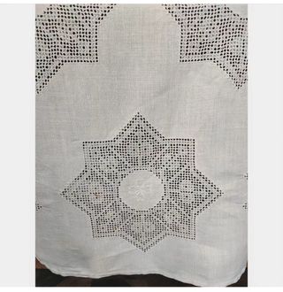 Mantel de lino con puntilla