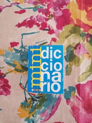 3 Diccionarios de varios idiomas.