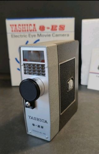Antigua cámara de vídeo 8mm YASHICA 8-ES
