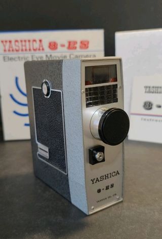 Antigua cámara de vídeo 8mm YASHICA 8-ES