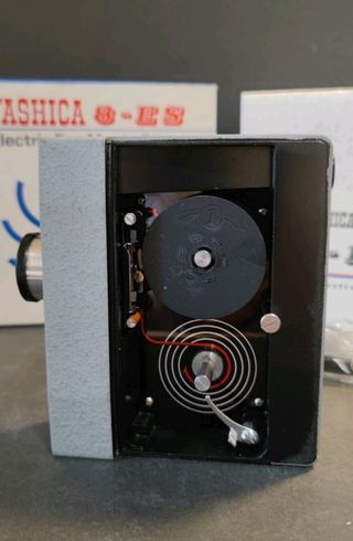 Antigua cámara de vídeo 8mm YASHICA 8-ES