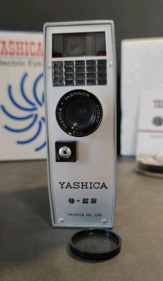 Antigua cámara de vídeo 8mm YASHICA 8-ES