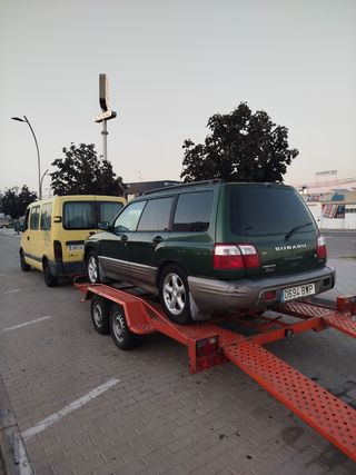 Grua coche, transporte vehículos en plataforma,...