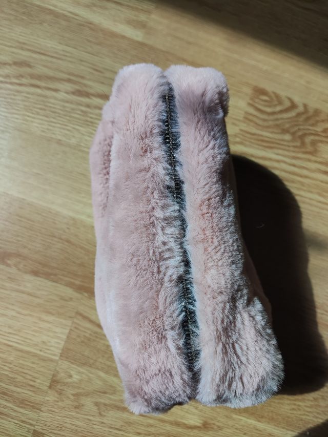 Bolsa/nécessaire peluda Stradivarius