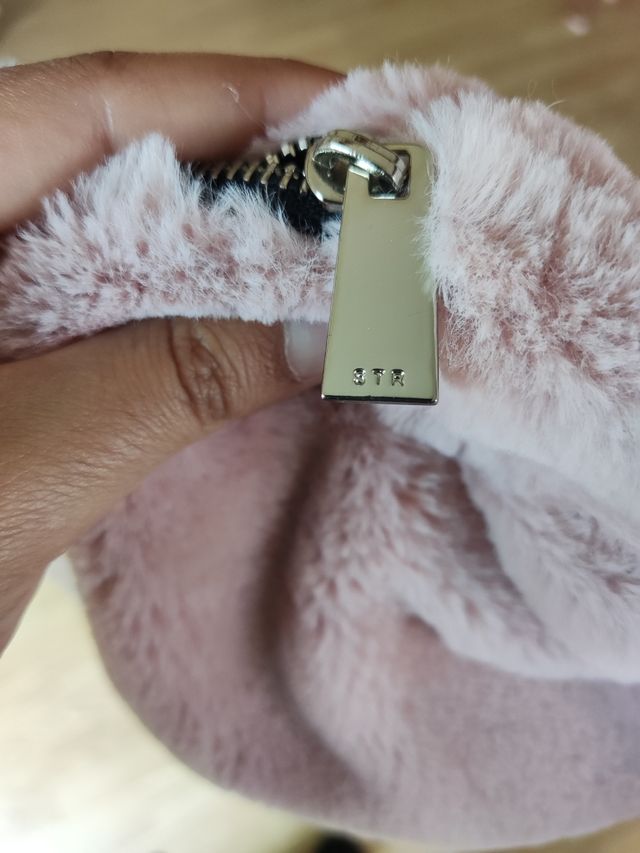 Bolsa/nécessaire peluda Stradivarius