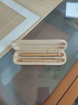 Caja madera juego portaminas y bolígrafo negro