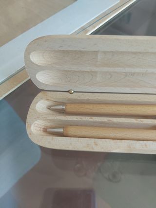 Caja madera juego portaminas y bolígrafo negro