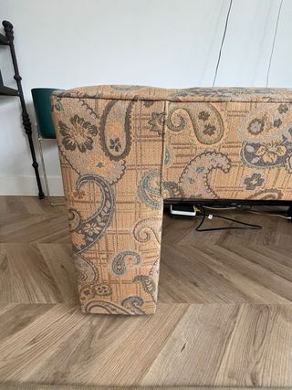 Banco tapizado. En perfecto estado