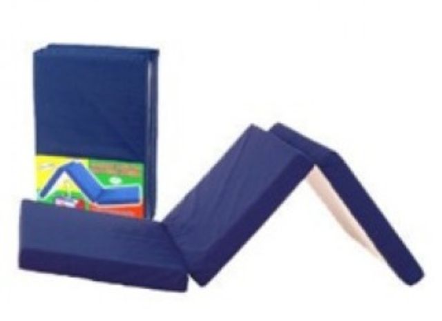 Cuna de viaje y colchón.