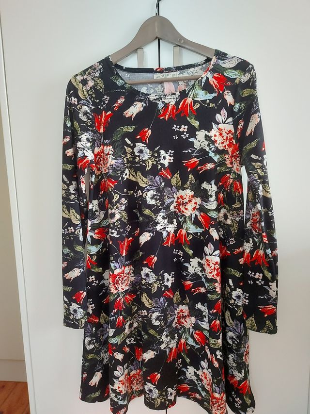 Vestido de manga larga negro y floral de Inside