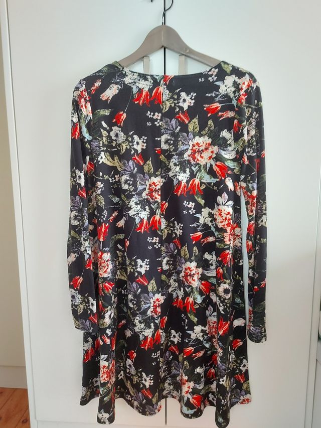 Vestido de manga larga negro y floral de Inside