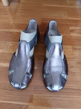 Cómodas sandalias metalizadas mujer