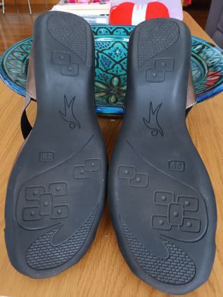 Cómodas sandalias metalizadas mujer