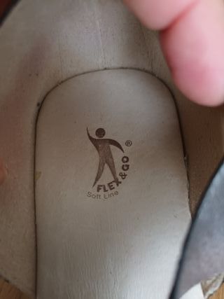 Cómodas sandalias metalizadas mujer