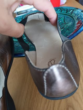 Cómodas sandalias metalizadas mujer