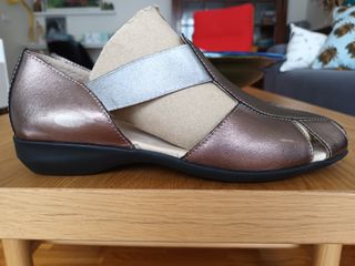 Cómodas sandalias metalizadas mujer