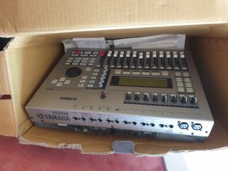 grabadora y mesa de mezclas Yamaha AW G16