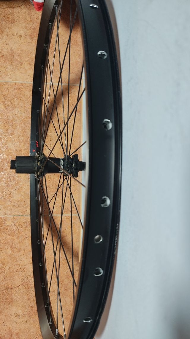 Llanta trasera BlackJack enduro de segunda mano por 35 EUR en Almería en WALLAPOP