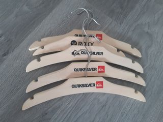 cinco perchas Quiksilver para niño pequeño