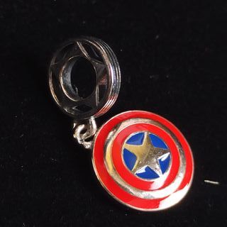 Charm del Capitán América (liquidación).