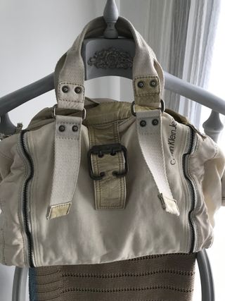 Bolso de loneta y cuero Calvin Klein.
