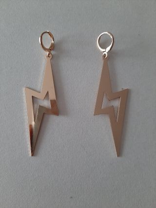 Pendientes largos dorados de acero con rayo