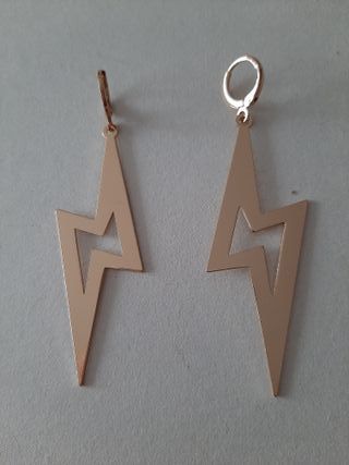 Pendientes largos dorados de acero con rayo