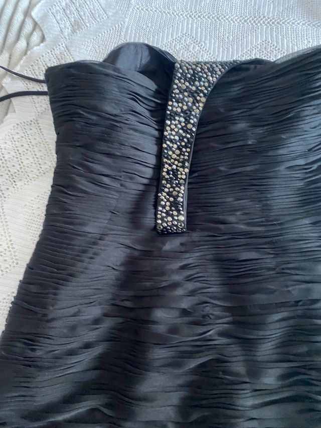 Vestido negro fiesta con hombro libre 