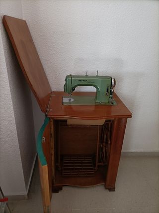 maquina de coser, marca Refrey, clásica,Años 60-70