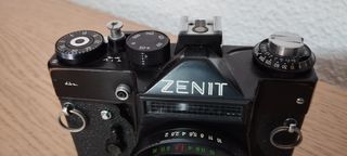 Cámara de fotos con objetivo, filtro y mochila