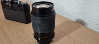 Cámara de fotos con objetivo, filtro y mochila