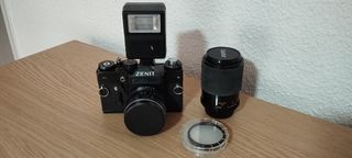 Cámara de fotos con objetivo, filtro y mochila