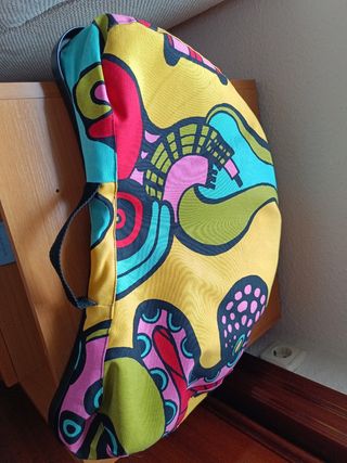 Conjunto de sillas de Enea y Madera y taburetes.