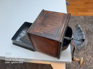 Molinillo de lata muy anti.