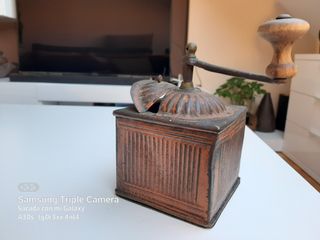 Molinillo de lata muy anti.