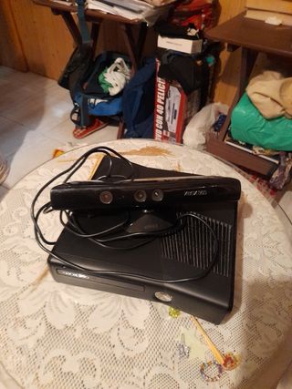 Xbox 360 de 4 gb +Kinect+2 mandos + 17 juegos
