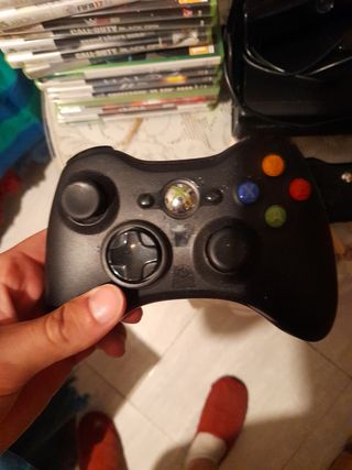 Xbox 360 de 4 gb +Kinect+2 mandos + 17 juegos