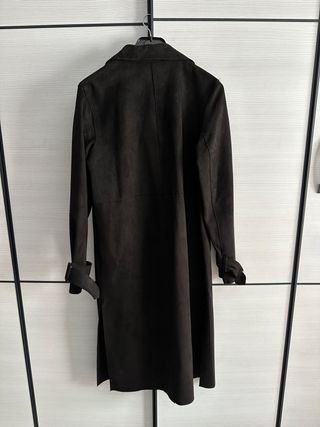 Guardapolvo negro de Zara