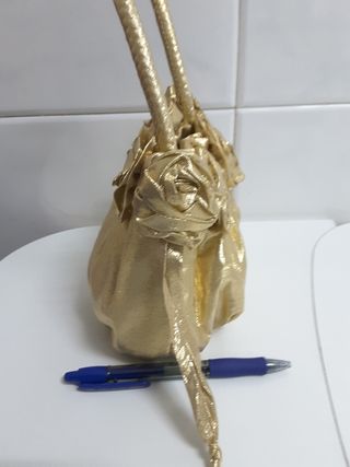 Bolsito de mano tipo bombonera dorado