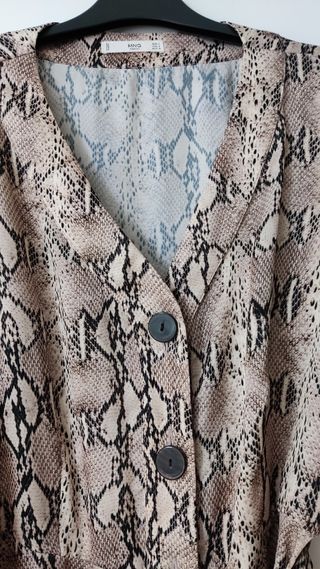Vestido corto estampado serpiente de Mango 